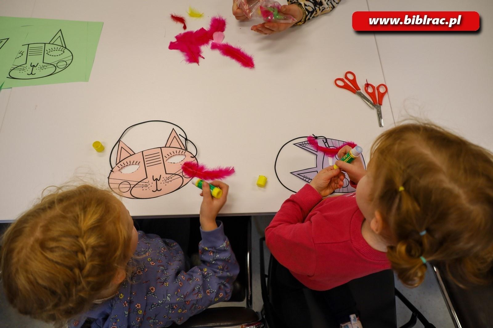 Zdjęcie w galerii na portalu naszraciborz.pl: Kocia Szajka przejęła raciborską bibliotekę! wiadomości z regionu