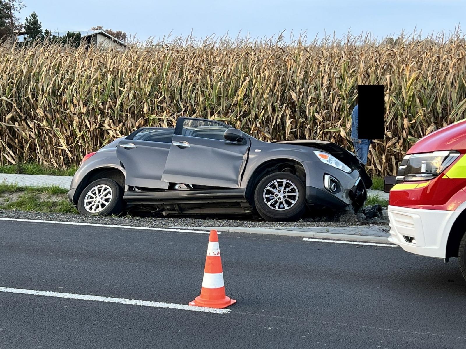 Zdjęcie w galerii na portalu naszraciborz.pl: Mitsubishi w rowie przy DW 935 w Kornowacu wiadomości z regionu