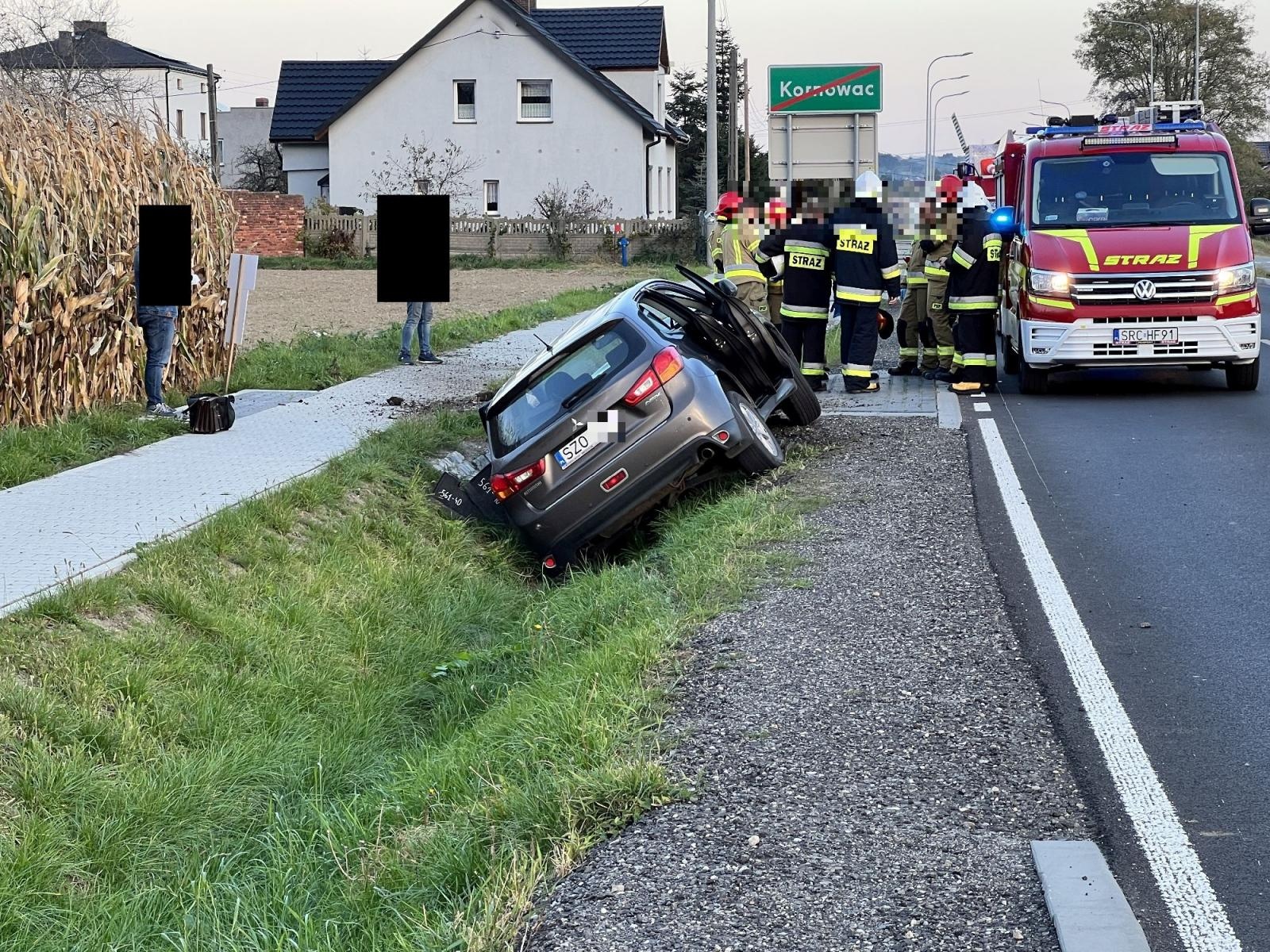 Zdjęcie w galerii na portalu naszraciborz.pl: Mitsubishi w rowie przy DW 935 w Kornowacu wiadomości z regionu