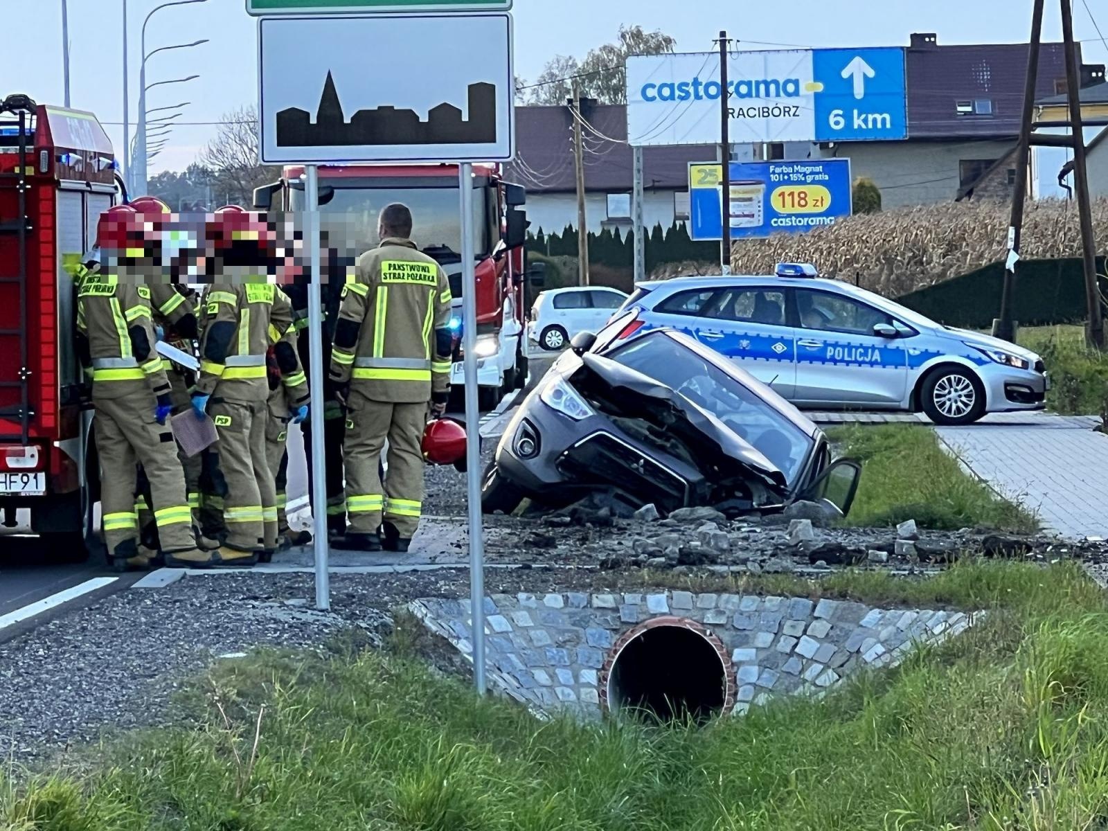 Zdjęcie w galerii na portalu naszraciborz.pl: Mitsubishi w rowie przy DW 935 w Kornowacu wiadomości z regionu