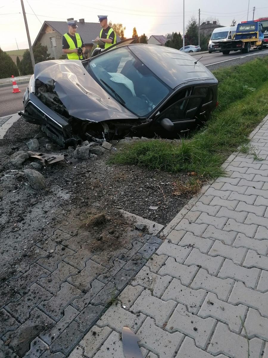 Zdjęcie w galerii na portalu naszraciborz.pl: Mitsubishi w rowie przy DW 935 w Kornowacu wiadomości z regionu