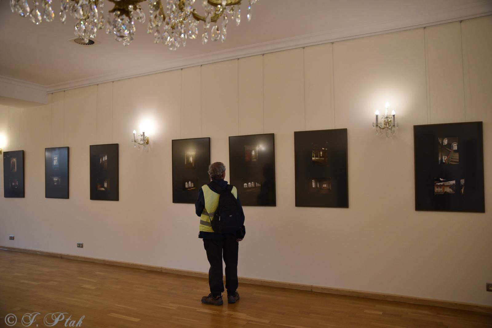 Zdjęcie w galerii na portalu naszraciborz.pl: Okna światłem malowane. Wystawy Kamili Szymczak na zamku wiadomości z regionu