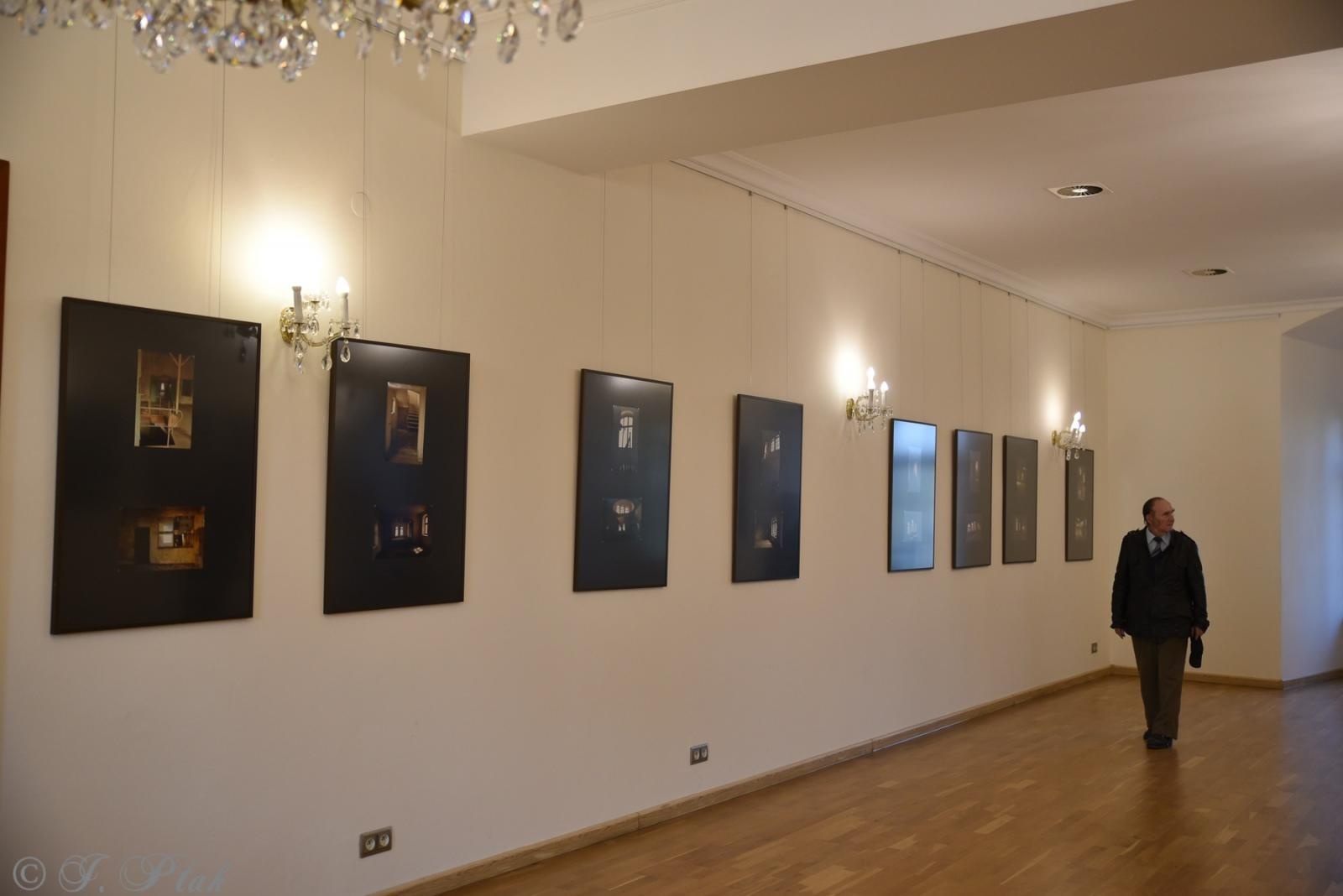 Zdjęcie w galerii na portalu naszraciborz.pl: Okna światłem malowane. Wystawy Kamili Szymczak na zamku wiadomości z regionu