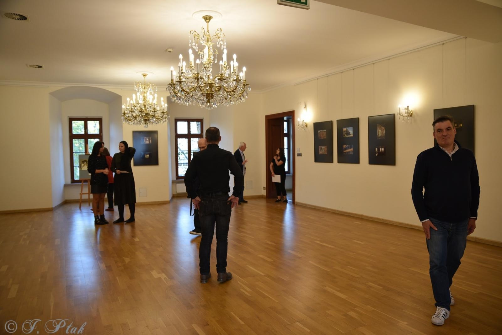 Zdjęcie w galerii na portalu naszraciborz.pl: Okna światłem malowane. Wystawy Kamili Szymczak na zamku wiadomości z regionu