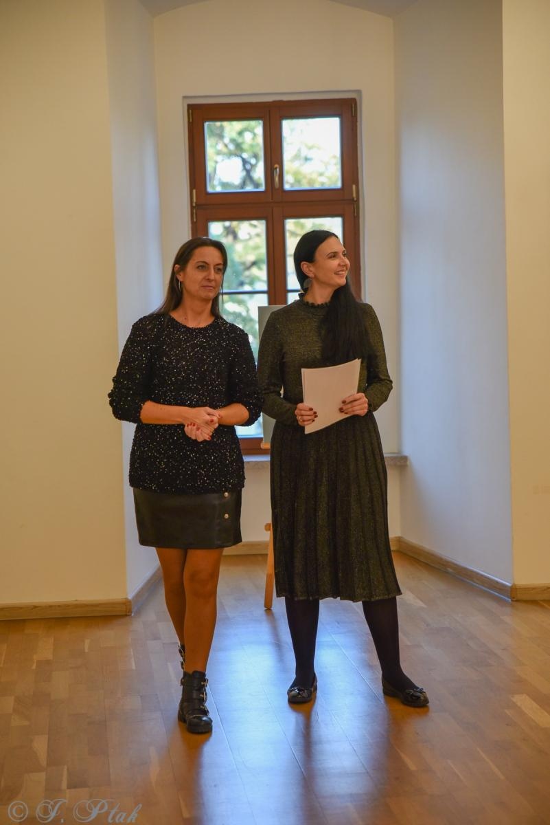 Zdjęcie w galerii na portalu naszraciborz.pl: Okna światłem malowane. Wystawy Kamili Szymczak na zamku wiadomości z regionu