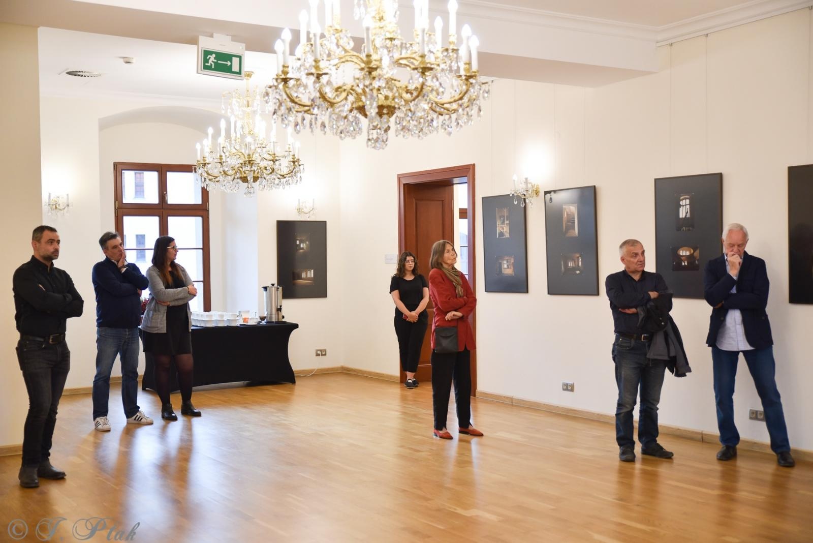 Zdjęcie w galerii na portalu naszraciborz.pl: Okna światłem malowane. Wystawy Kamili Szymczak na zamku wiadomości z regionu