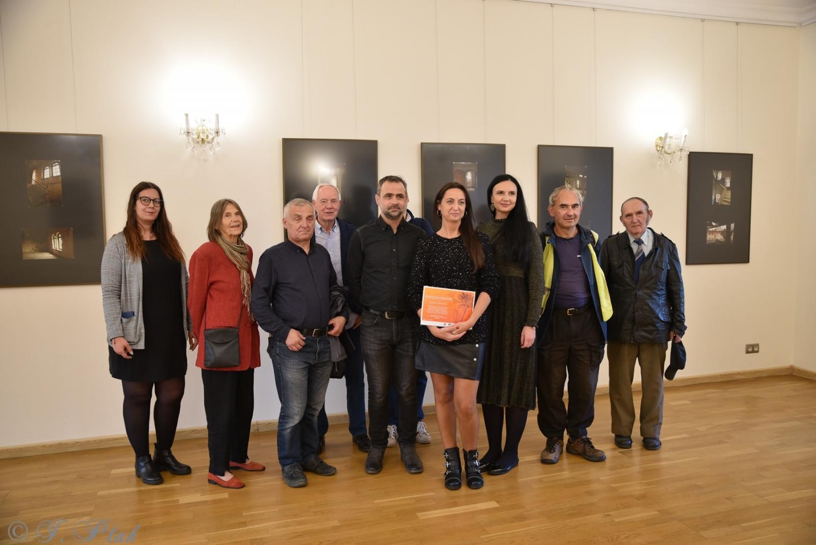 Zdjęcie w galerii na portalu naszraciborz.pl: Okna światłem malowane. Wystawy Kamili Szymczak na zamku wiadomości z regionu