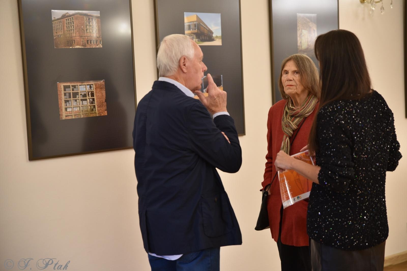 Zdjęcie w galerii na portalu naszraciborz.pl: Okna światłem malowane. Wystawy Kamili Szymczak na zamku wiadomości z regionu