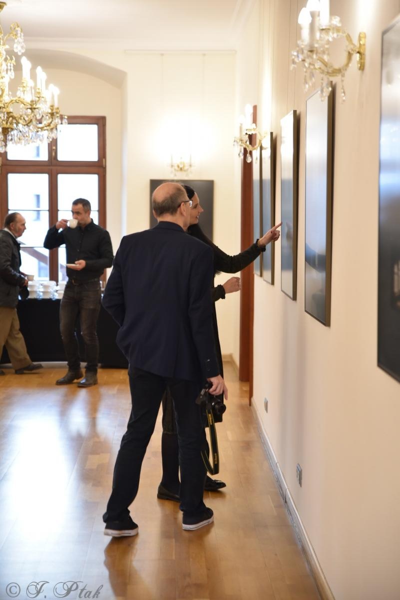 Zdjęcie w galerii na portalu naszraciborz.pl: Okna światłem malowane. Wystawy Kamili Szymczak na zamku wiadomości z regionu