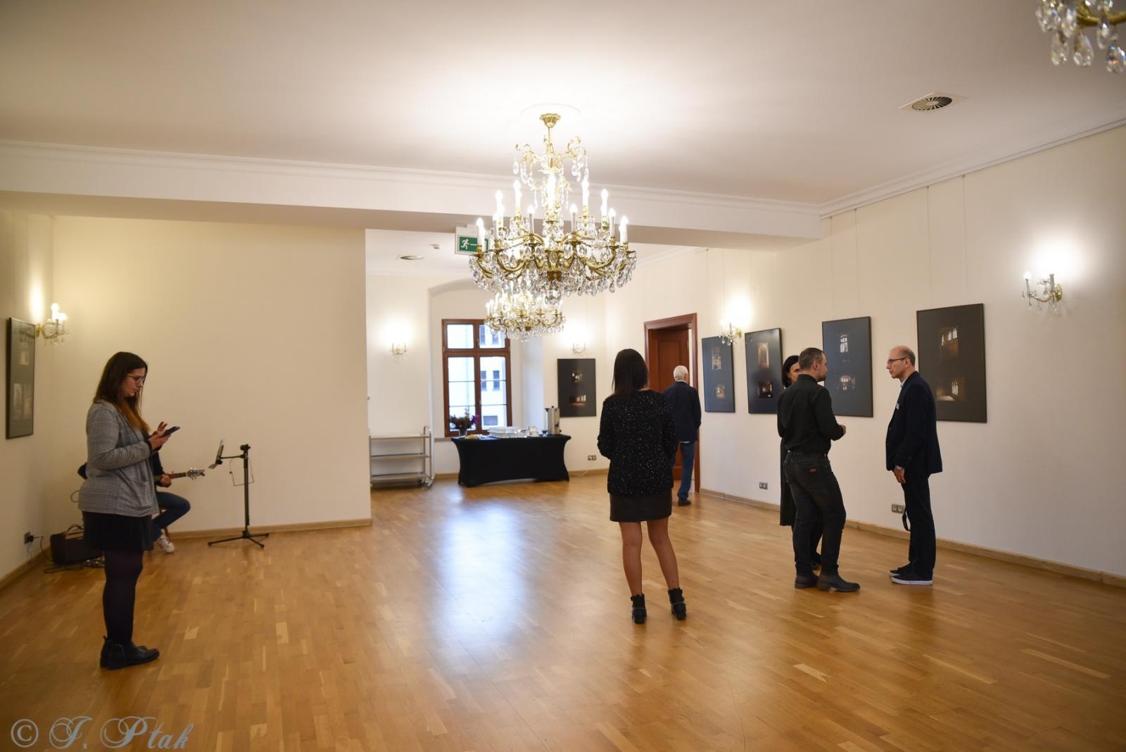 Zdjęcie w galerii na portalu naszraciborz.pl: Okna światłem malowane. Wystawy Kamili Szymczak na zamku wiadomości z regionu