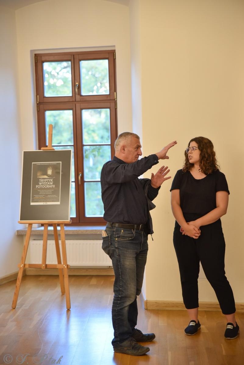 Zdjęcie w galerii na portalu naszraciborz.pl: Okna światłem malowane. Wystawy Kamili Szymczak na zamku wiadomości z regionu