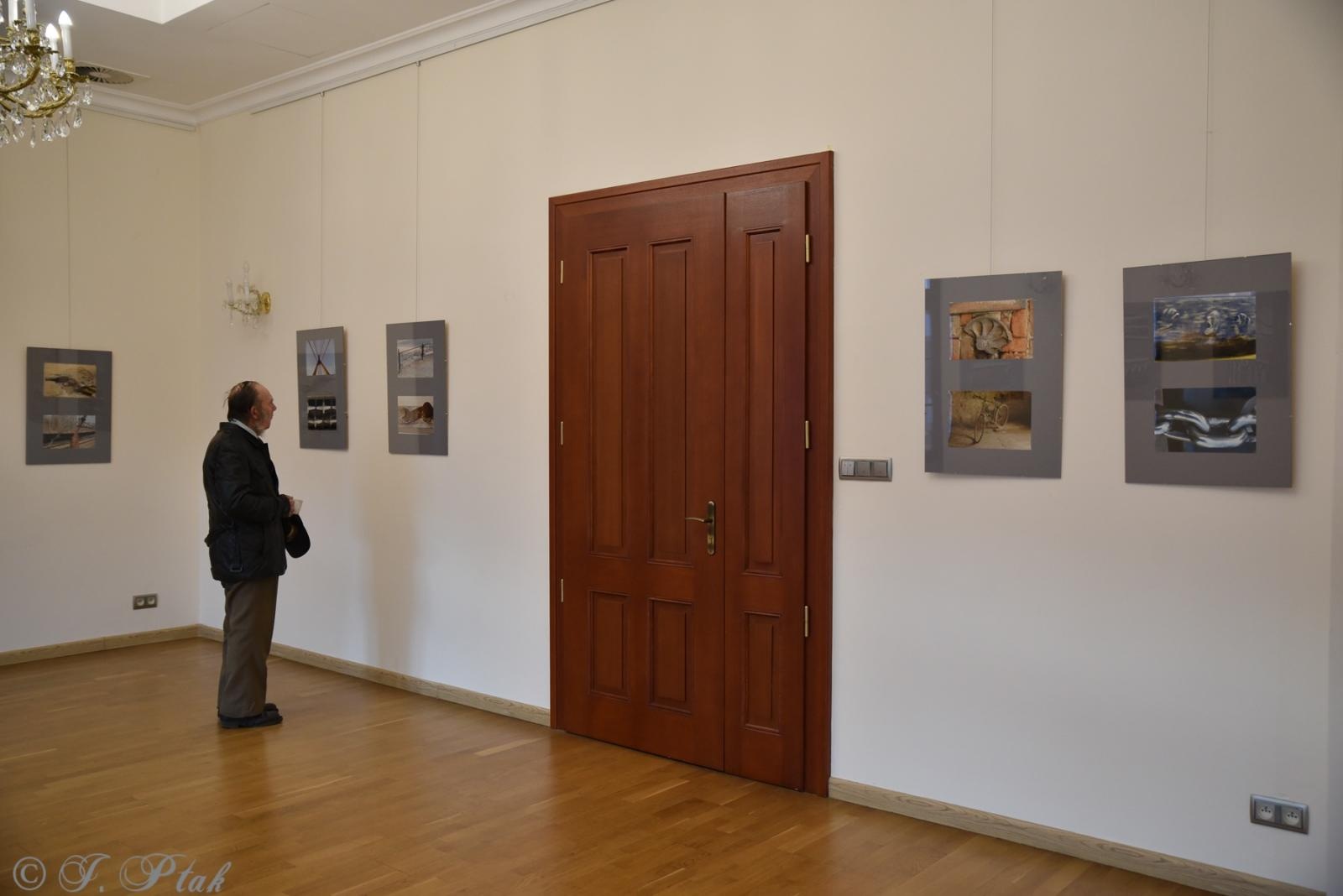 Zdjęcie w galerii na portalu naszraciborz.pl: Okna światłem malowane. Wystawy Kamili Szymczak na zamku wiadomości z regionu