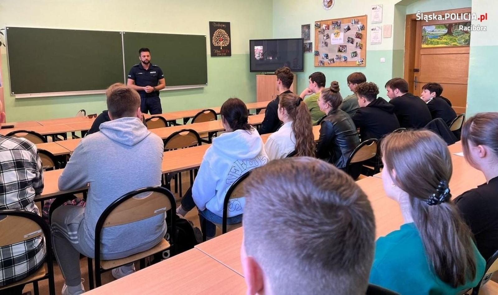 Zdjęcie w galerii na portalu naszraciborz.pl: Ludzie to nie towar! Raciborska policja ostrzega młodzież wiadomości z regionu