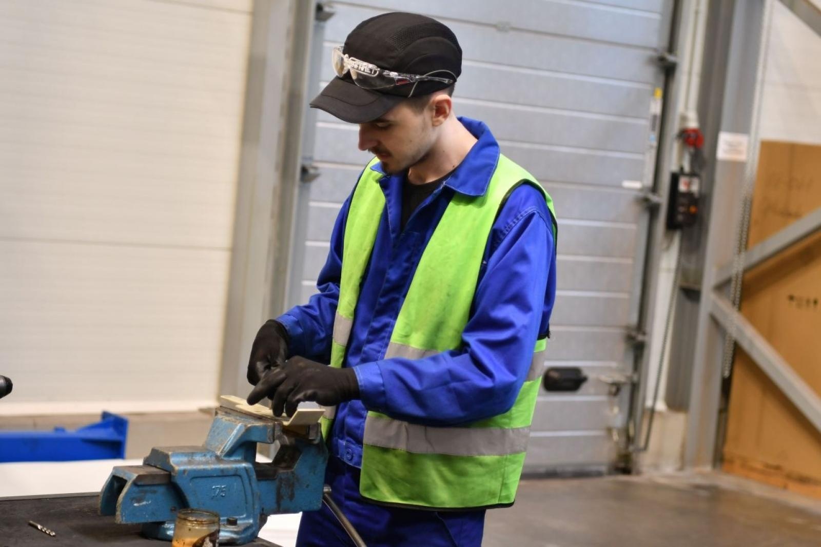 Zdjęcie w galerii na portalu naszraciborz.pl: Uczniowie Mechanika nabierają szlifów w Rafamecie wiadomości z regionu