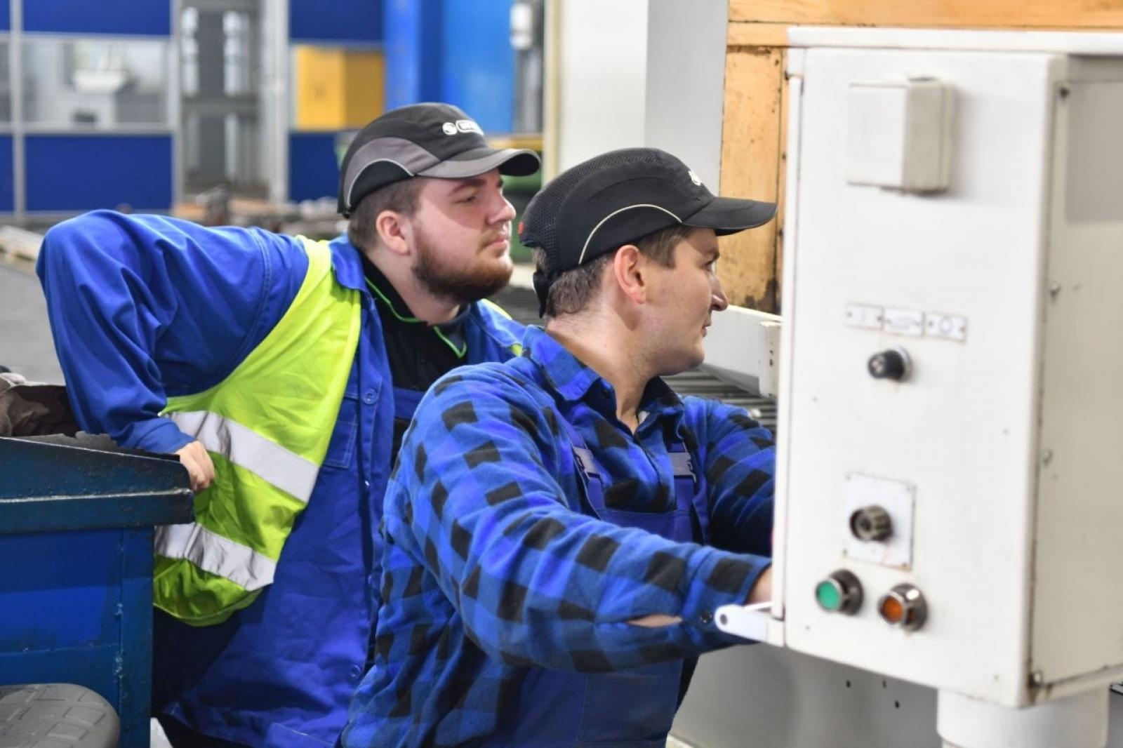 Zdjęcie w galerii na portalu naszraciborz.pl: Uczniowie Mechanika nabierają szlifów w Rafamecie wiadomości z regionu