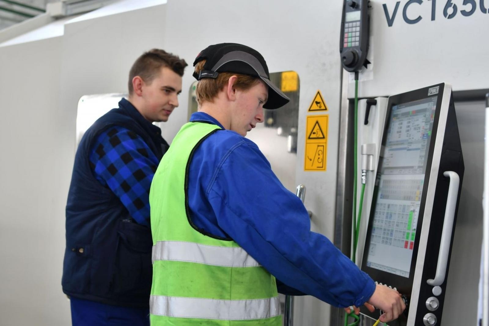 Zdjęcie w galerii na portalu naszraciborz.pl: Uczniowie Mechanika nabierają szlifów w Rafamecie wiadomości z regionu