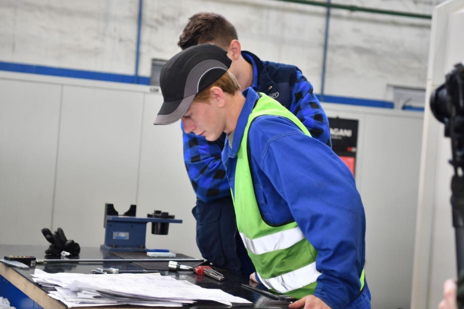 Zdjęcie w galerii na portalu naszraciborz.pl: Uczniowie Mechanika nabierają szlifów w Rafamecie wiadomości z regionu