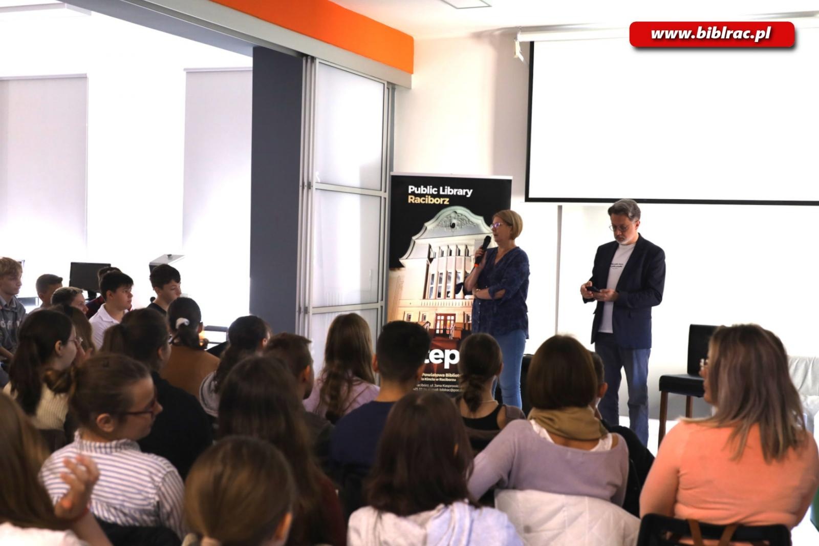 Zdjęcie w galerii na portalu naszraciborz.pl: Sekretarz noblistki Wisławy Szymborskiej w raciborskiej bibliotece wiadomości z regionu