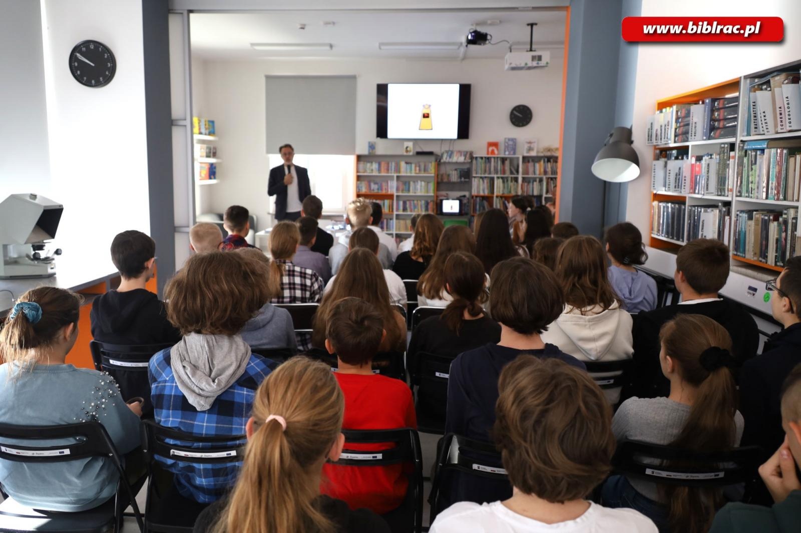 Zdjęcie w galerii na portalu naszraciborz.pl: Sekretarz noblistki Wisławy Szymborskiej w raciborskiej bibliotece wiadomości z regionu