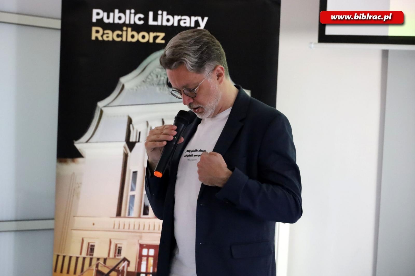 Zdjęcie w galerii na portalu naszraciborz.pl: Sekretarz noblistki Wisławy Szymborskiej w raciborskiej bibliotece wiadomości z regionu