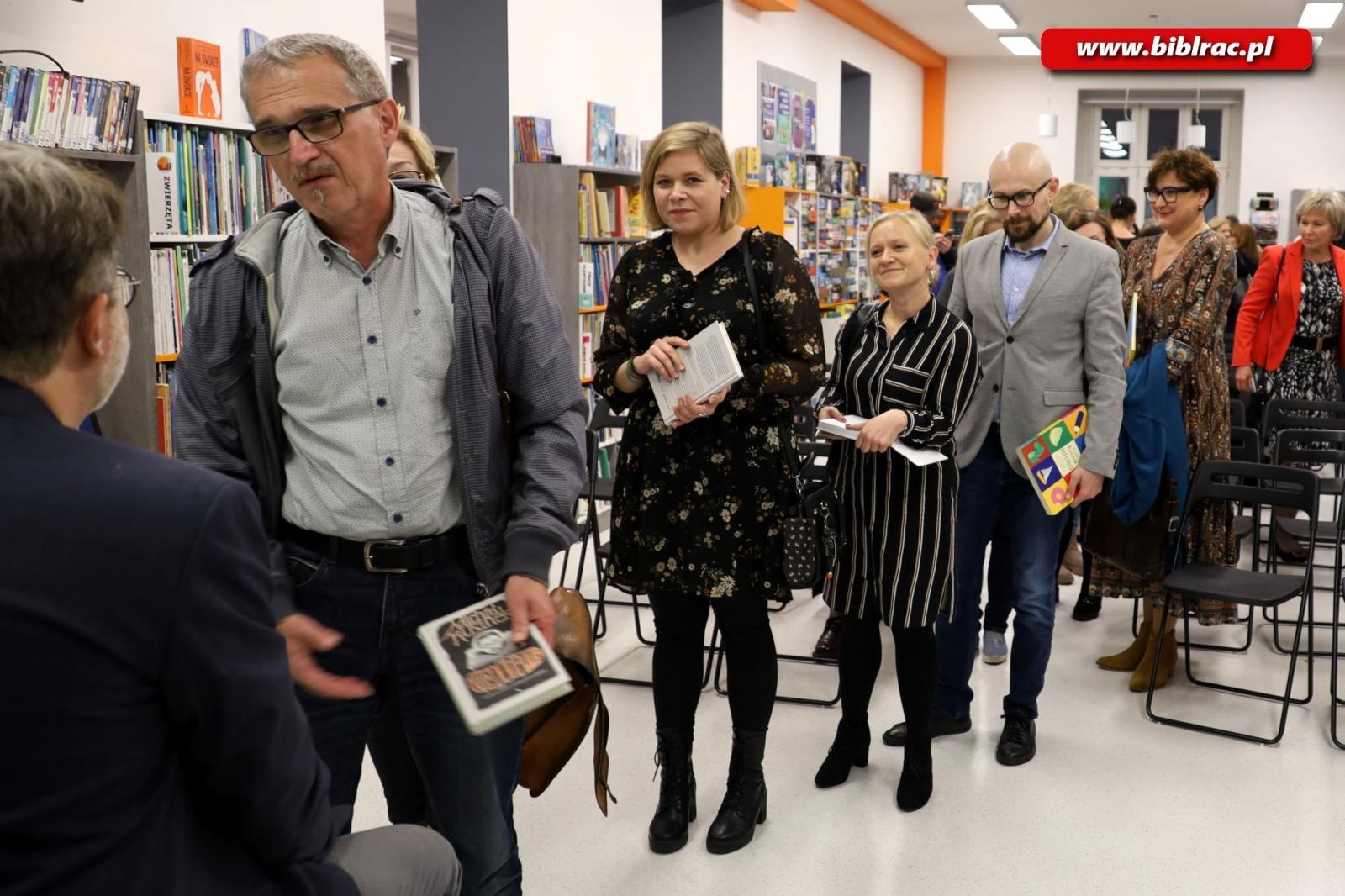 Zdjęcie w galerii na portalu naszraciborz.pl: Sekretarz noblistki Wisławy Szymborskiej w raciborskiej bibliotece wiadomości z regionu