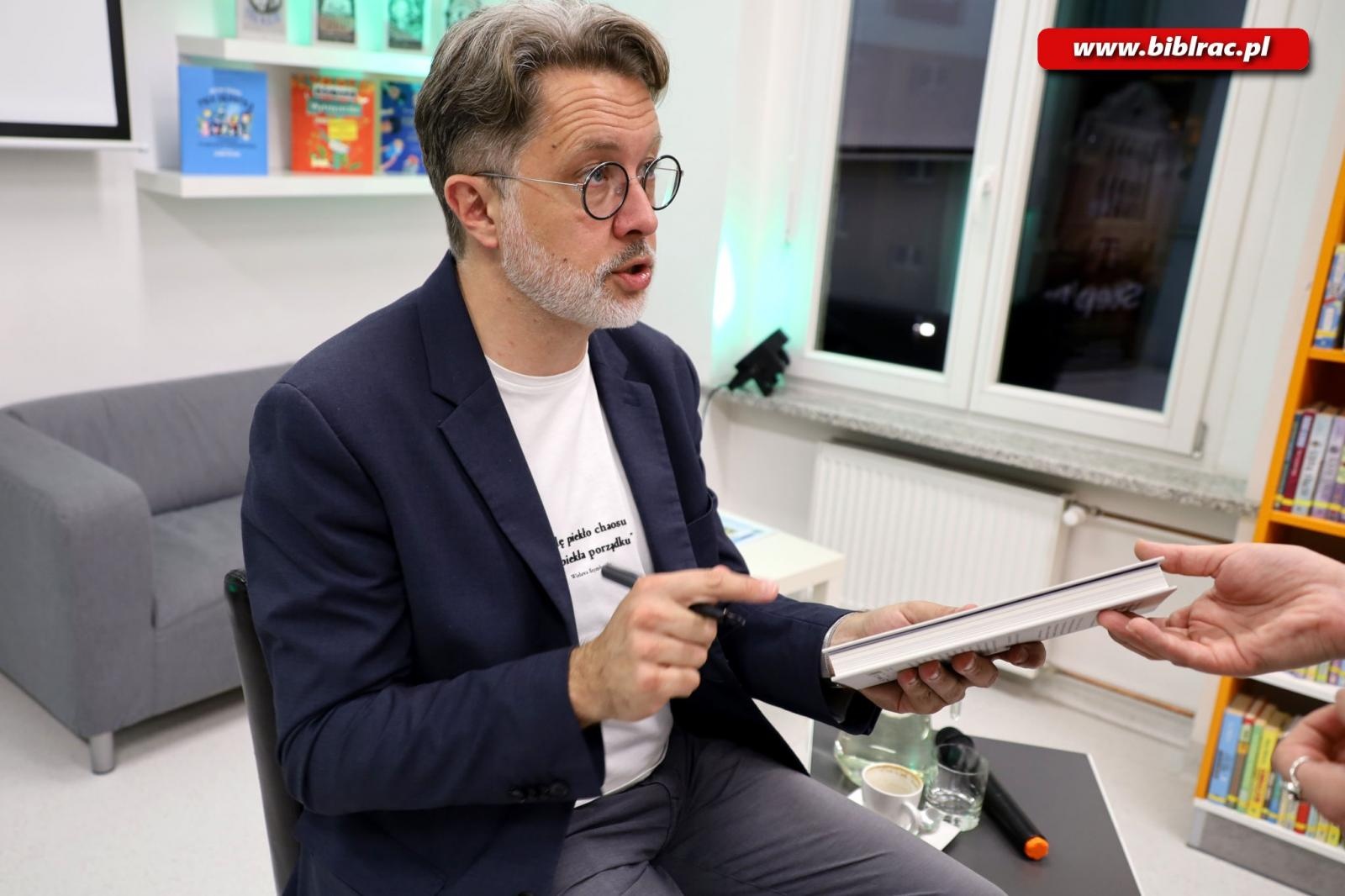 Zdjęcie w galerii na portalu naszraciborz.pl: Sekretarz noblistki Wisławy Szymborskiej w raciborskiej bibliotece wiadomości z regionu