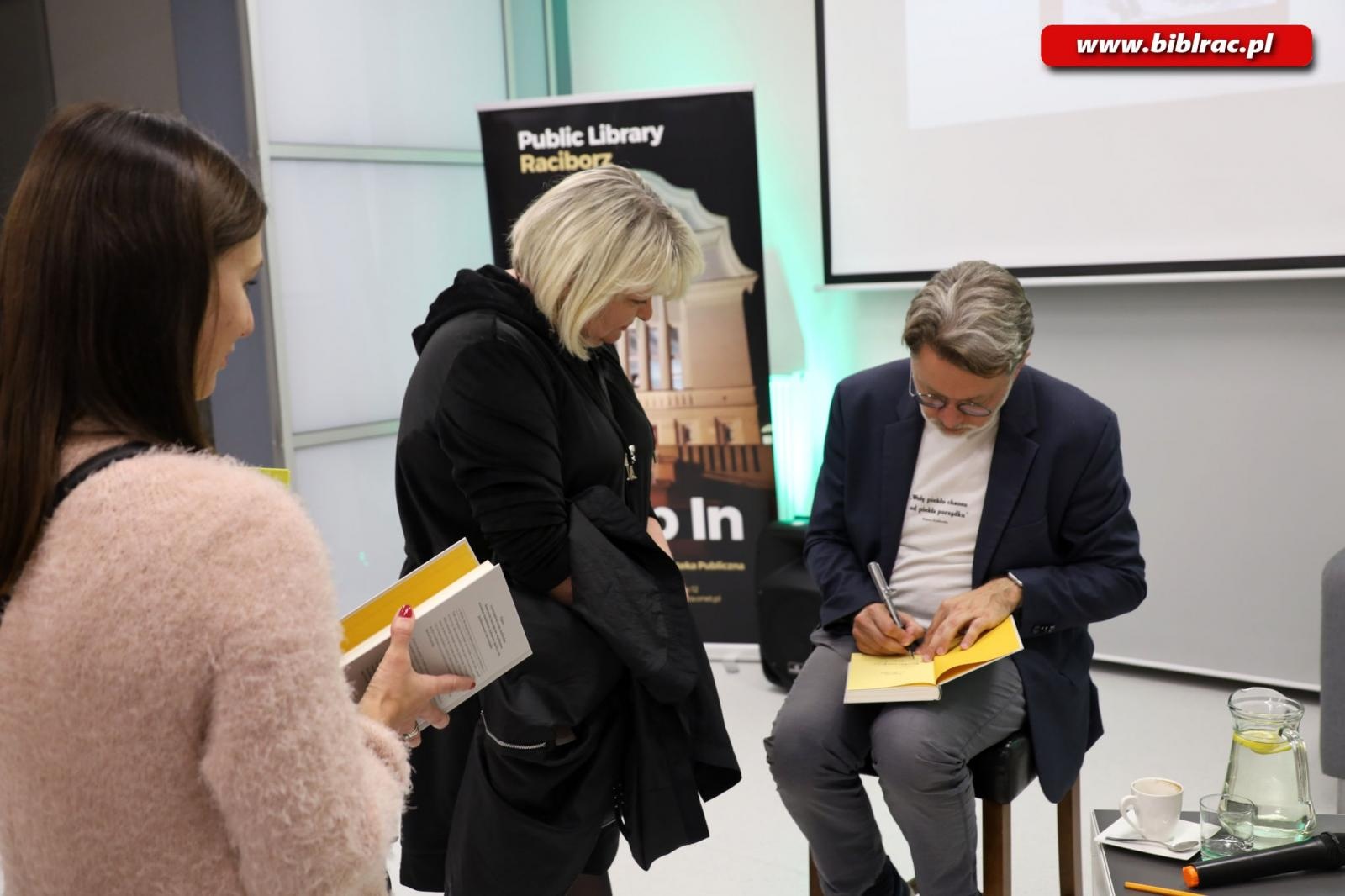 Zdjęcie w galerii na portalu naszraciborz.pl: Sekretarz noblistki Wisławy Szymborskiej w raciborskiej bibliotece wiadomości z regionu