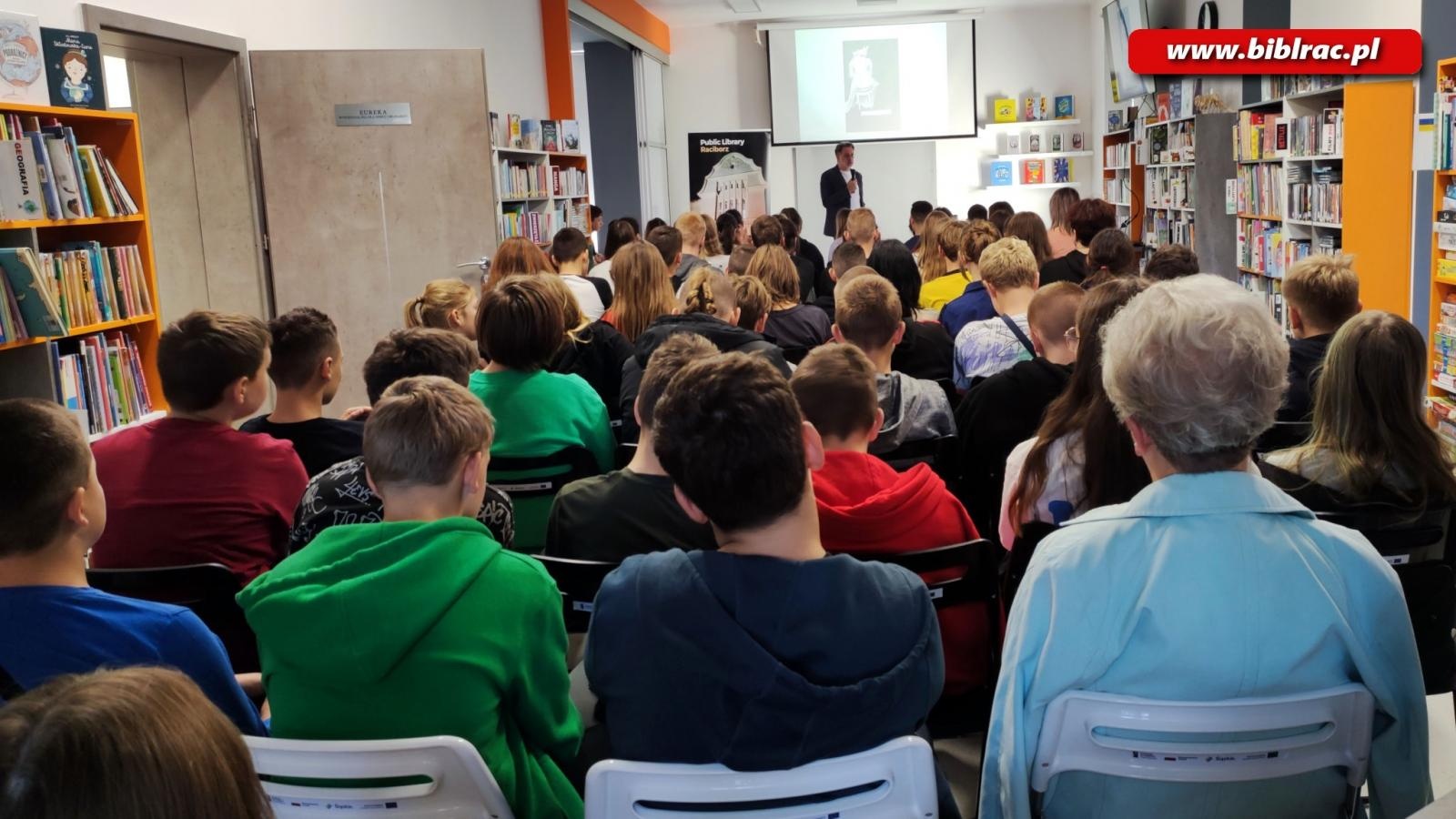 Zdjęcie w galerii na portalu naszraciborz.pl: Sekretarz noblistki Wisławy Szymborskiej w raciborskiej bibliotece wiadomości z regionu