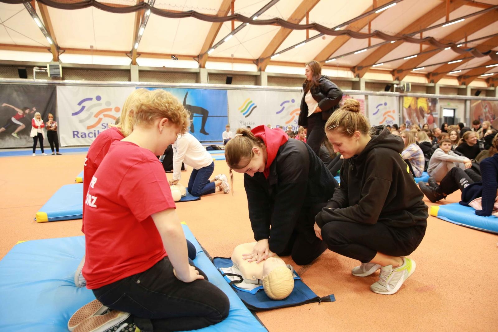 Zdjęcie w galerii na portalu naszraciborz.pl: Europejski Dzień Przywracania Czynności Serca w ZSOMS wiadomości z regionu