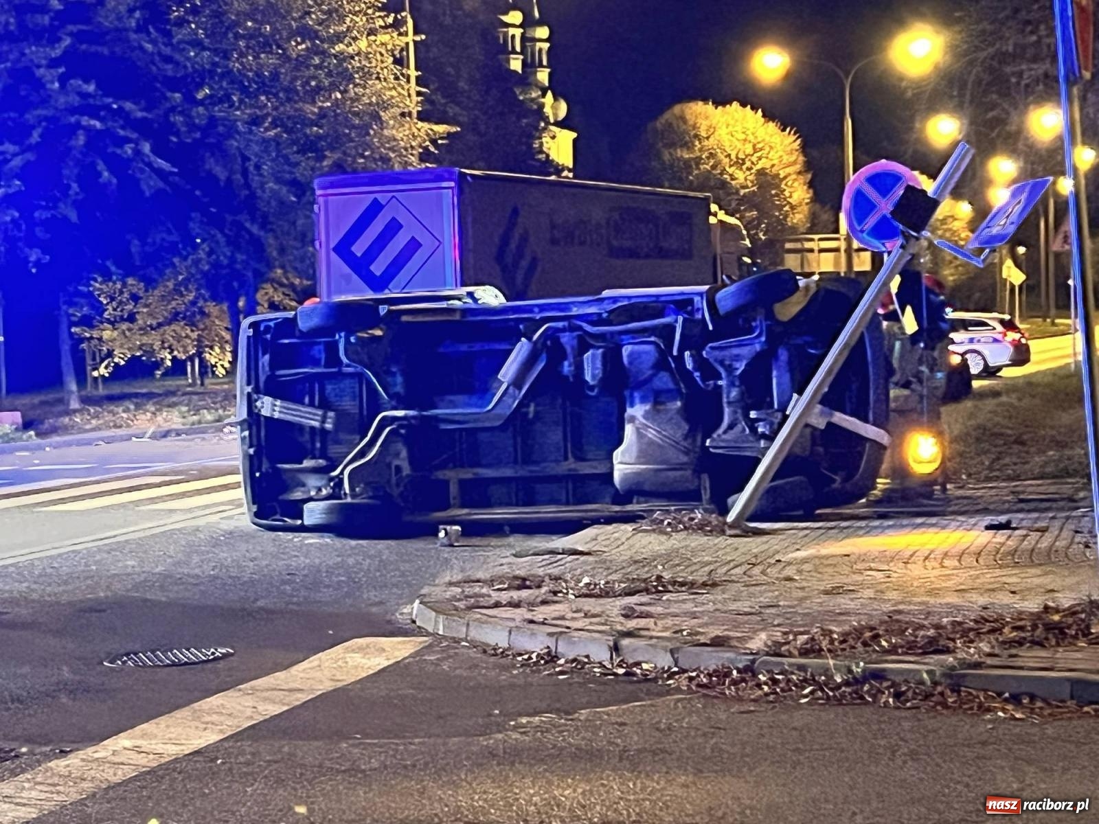 Zdjęcie w galerii na portalu naszraciborz.pl: Ciężarówka wjechała na skrzyżowanie na czerwonym świetle [FOTO] wiadomości z regionu
