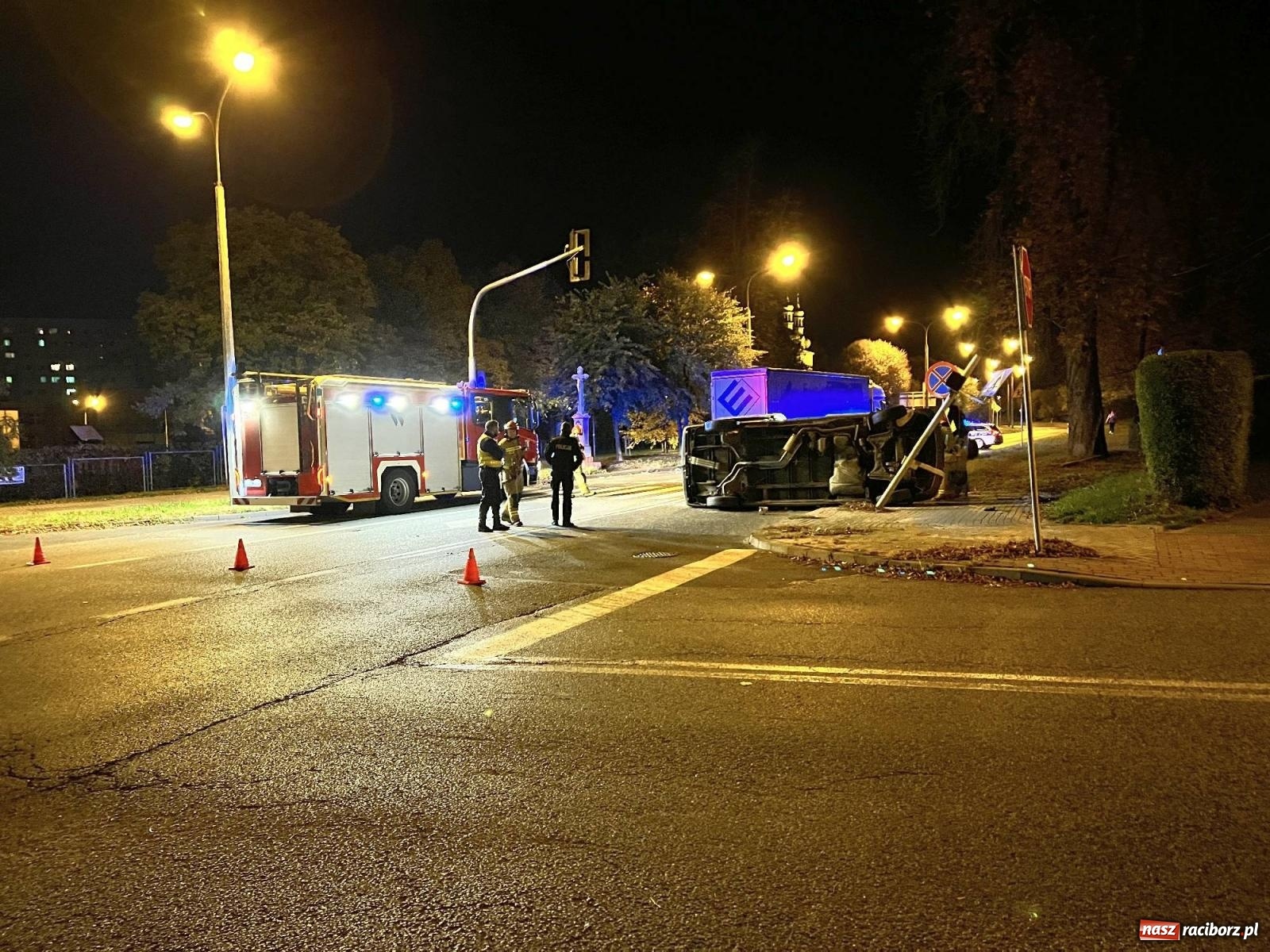 Zdjęcie w galerii na portalu naszraciborz.pl: Ciężarówka wjechała na skrzyżowanie na czerwonym świetle [FOTO] wiadomości z regionu