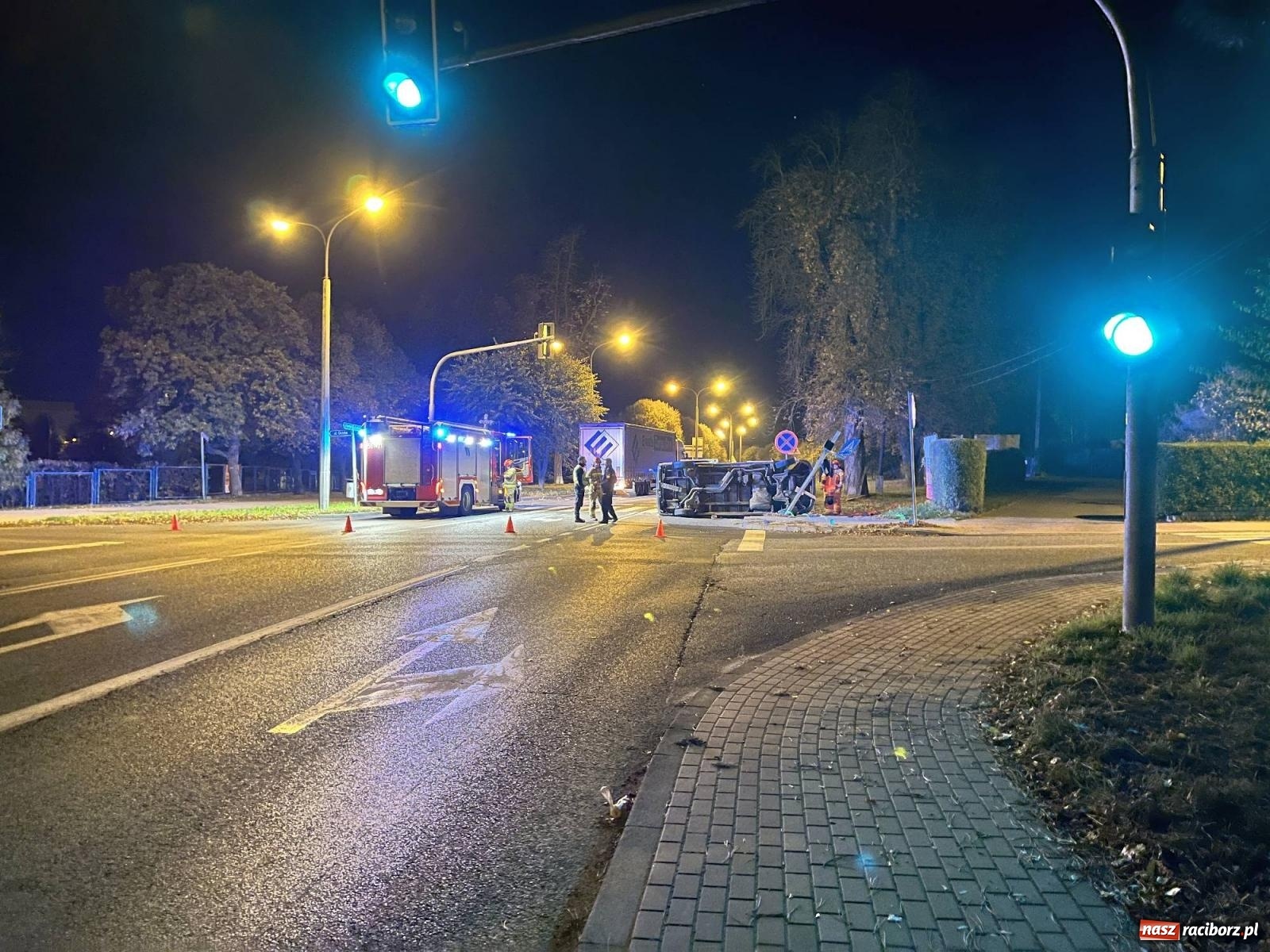 Zdjęcie w galerii na portalu naszraciborz.pl: Ciężarówka wjechała na skrzyżowanie na czerwonym świetle [FOTO] wiadomości z regionu