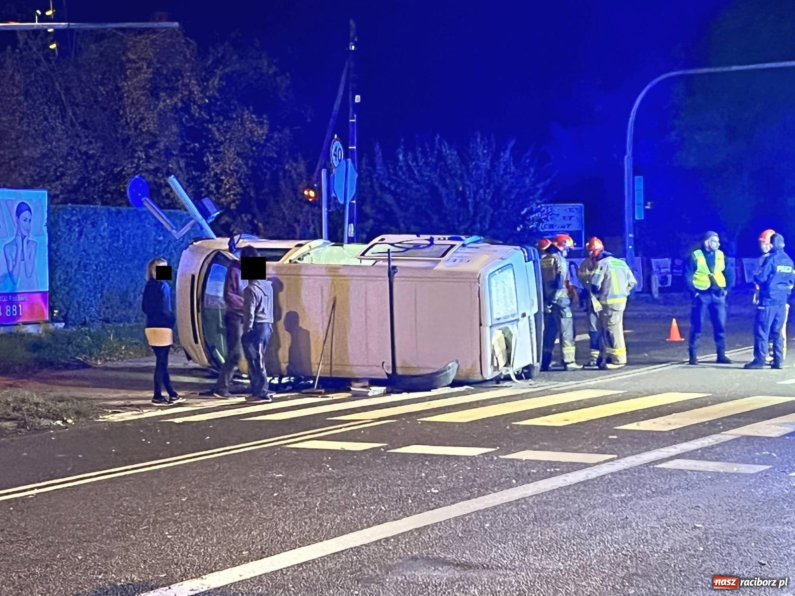 Zdjęcie w galerii na portalu naszraciborz.pl: Ciężarówka wjechała na skrzyżowanie na czerwonym świetle [FOTO] wiadomości z regionu
