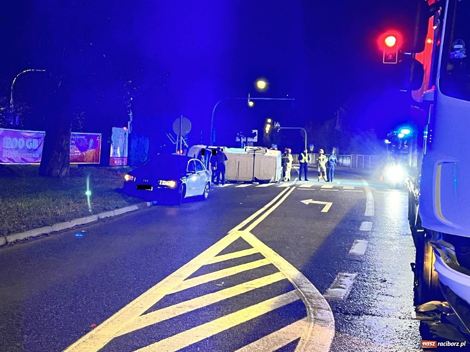 Zdjęcie w galerii na portalu naszraciborz.pl: Ciężarówka wjechała na skrzyżowanie na czerwonym świetle [FOTO] wiadomości z regionu