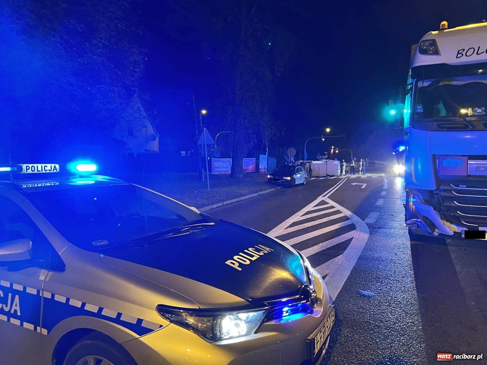 Zdjęcie w galerii na portalu naszraciborz.pl: Ciężarówka wjechała na skrzyżowanie na czerwonym świetle [FOTO] wiadomości z regionu