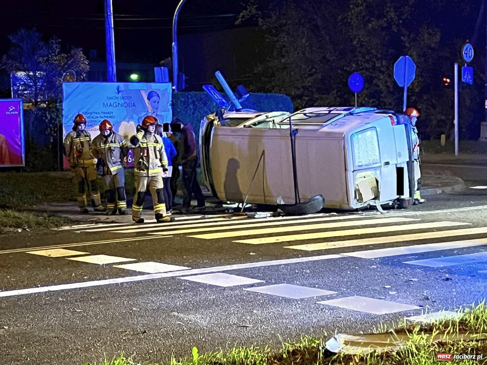 Zdjęcie w galerii na portalu naszraciborz.pl: Ciężarówka wjechała na skrzyżowanie na czerwonym świetle [FOTO] wiadomości z regionu