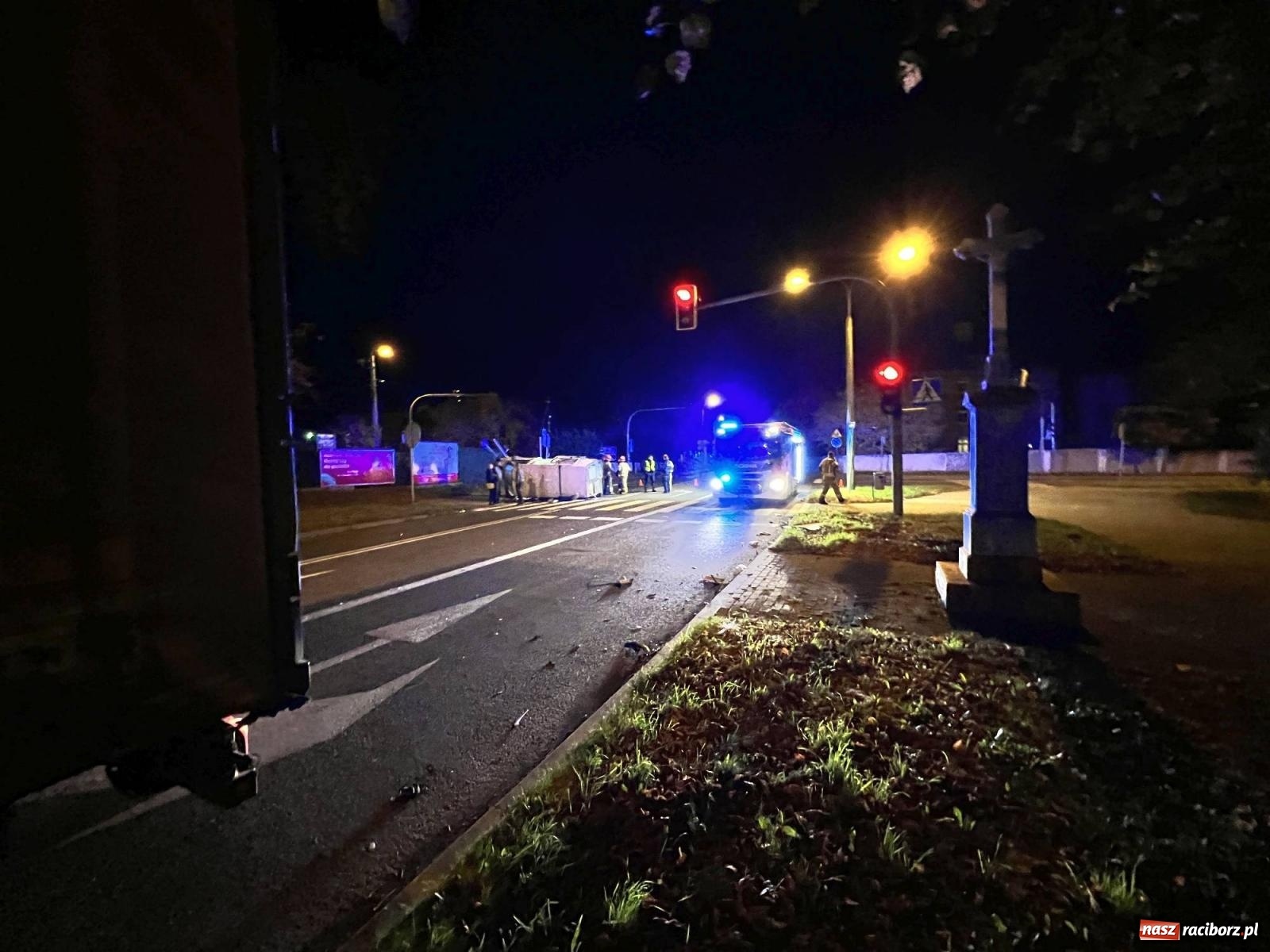 Zdjęcie w galerii na portalu naszraciborz.pl: Ciężarówka wjechała na skrzyżowanie na czerwonym świetle [FOTO] wiadomości z regionu