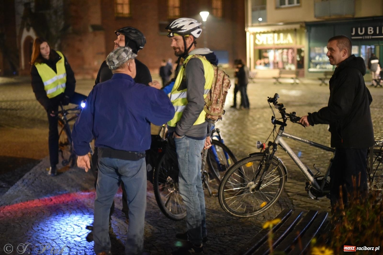 Zdjęcie w galerii na portalu naszraciborz.pl: Nocne zwiedzanie raciborskich cmentarzy [FOTO] wiadomości z regionu