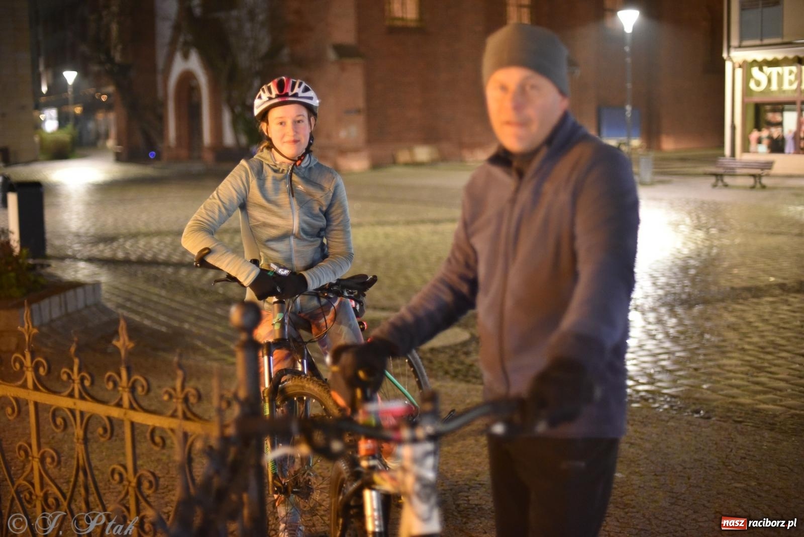 Zdjęcie w galerii na portalu naszraciborz.pl: Nocne zwiedzanie raciborskich cmentarzy [FOTO] wiadomości z regionu