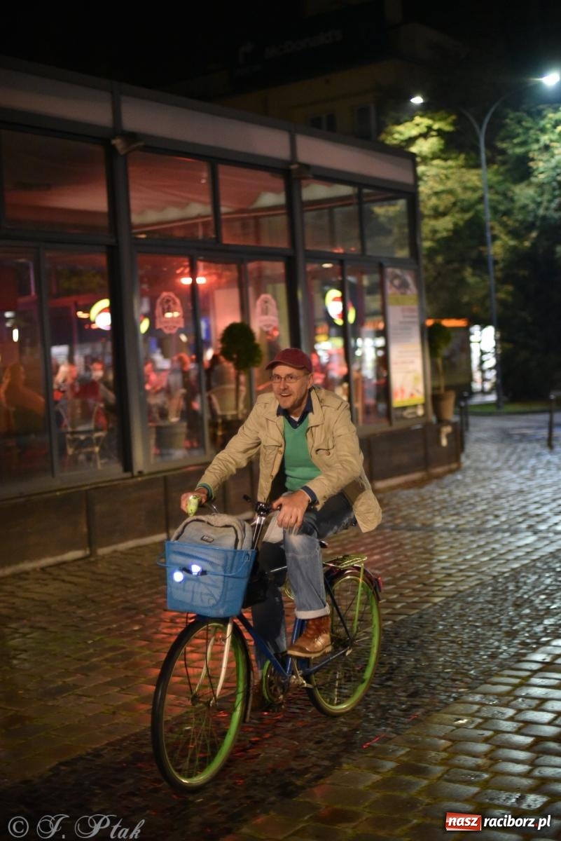 Zdjęcie w galerii na portalu naszraciborz.pl: Nocne zwiedzanie raciborskich cmentarzy [FOTO] wiadomości z regionu