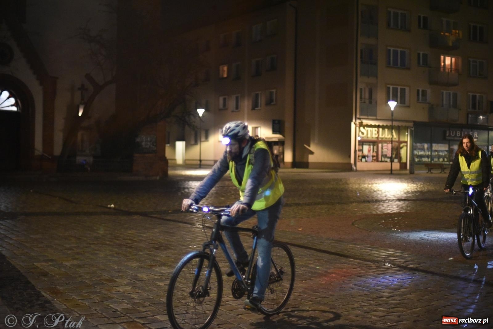 Zdjęcie w galerii na portalu naszraciborz.pl: Nocne zwiedzanie raciborskich cmentarzy [FOTO] wiadomości z regionu