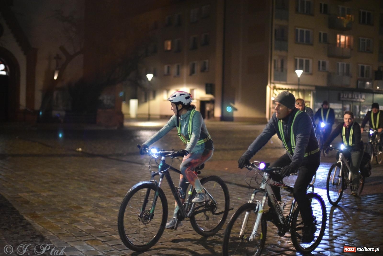 Zdjęcie w galerii na portalu naszraciborz.pl: Nocne zwiedzanie raciborskich cmentarzy [FOTO] wiadomości z regionu