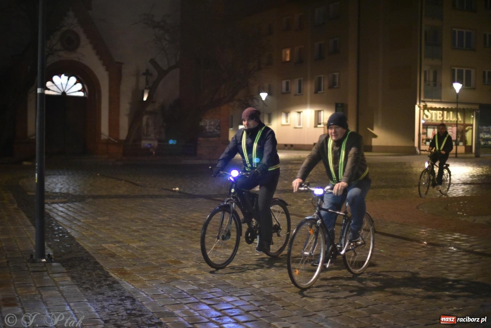 Zdjęcie w galerii na portalu naszraciborz.pl: Nocne zwiedzanie raciborskich cmentarzy [FOTO] wiadomości z regionu