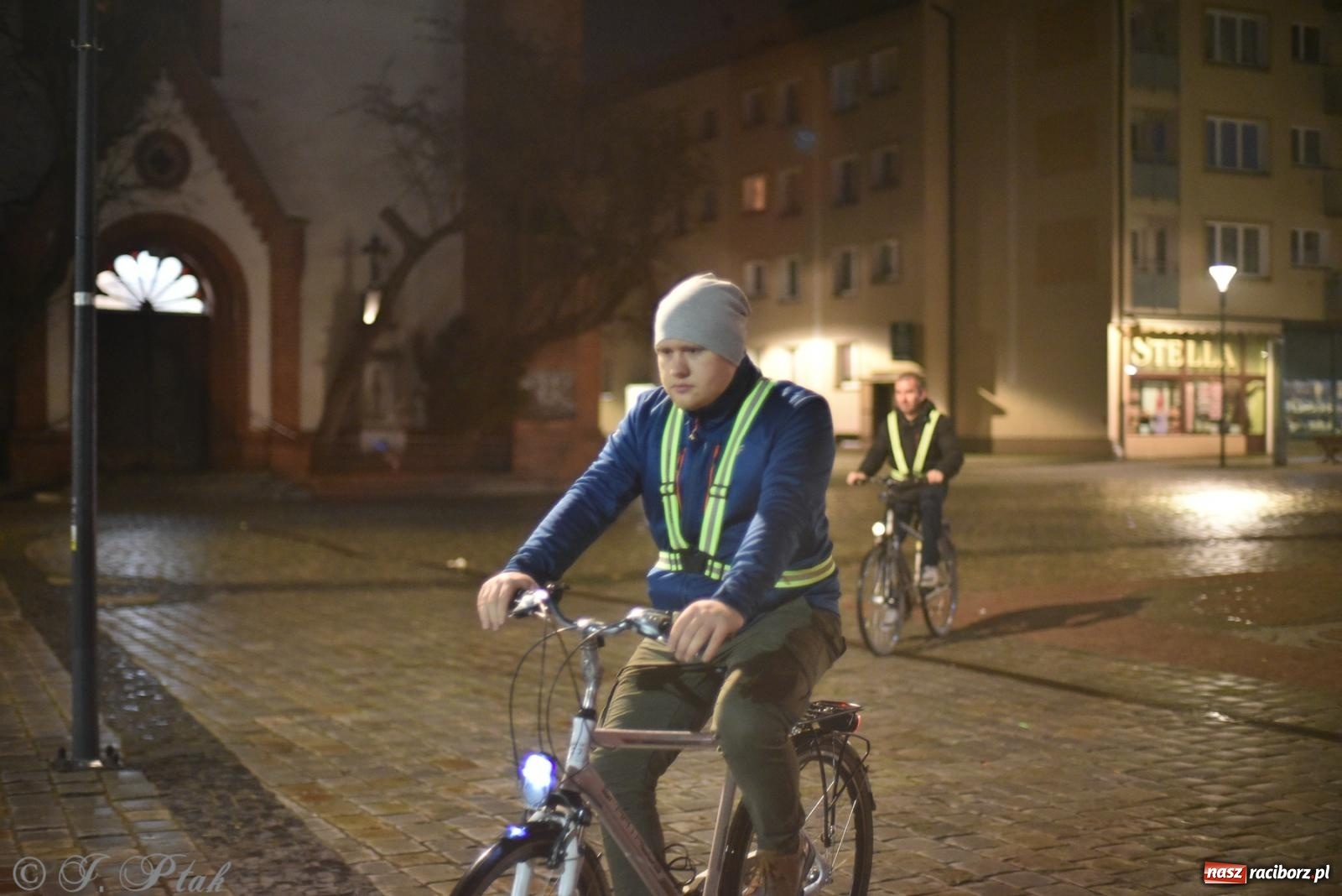 Zdjęcie w galerii na portalu naszraciborz.pl: Nocne zwiedzanie raciborskich cmentarzy [FOTO] wiadomości z regionu
