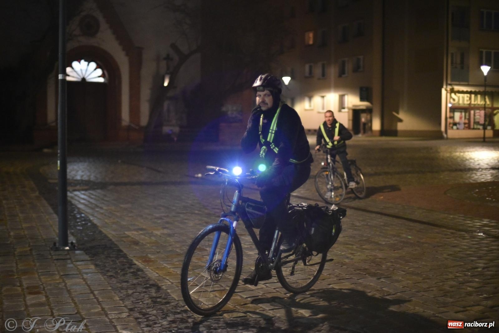 Zdjęcie w galerii na portalu naszraciborz.pl: Nocne zwiedzanie raciborskich cmentarzy [FOTO] wiadomości z regionu