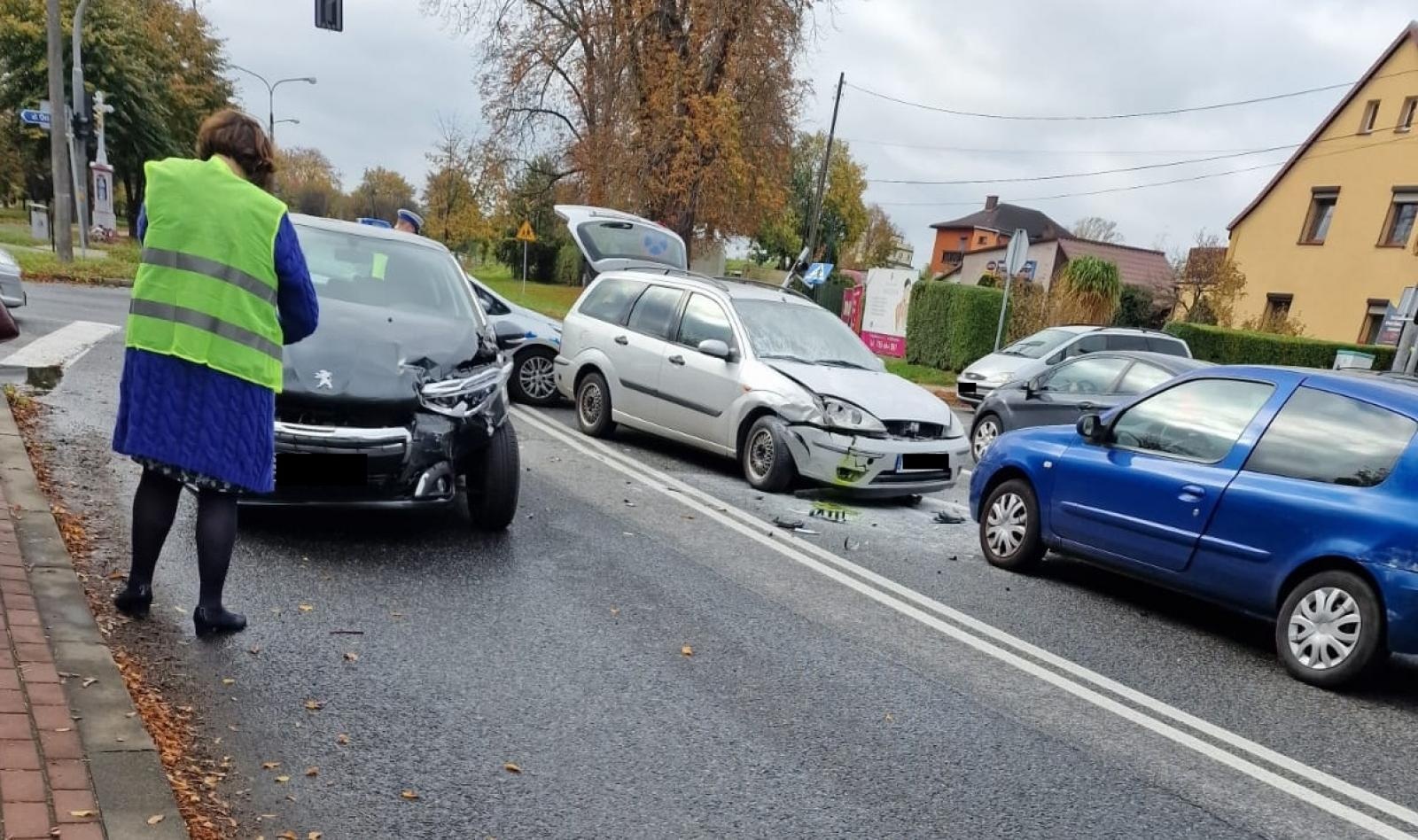 Zdjęcie w galerii na portalu naszraciborz.pl: Zderzenie trzech pojazdów przy klasztorze na Starowiejskiej [FOTO] wiadomości z regionu