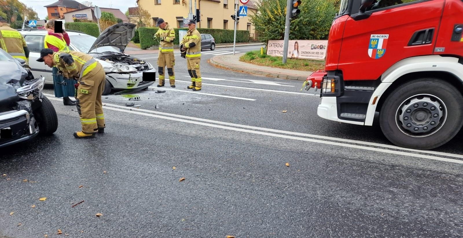 Zdjęcie w galerii na portalu naszraciborz.pl: Zderzenie trzech pojazdów przy klasztorze na Starowiejskiej [FOTO] wiadomości z regionu