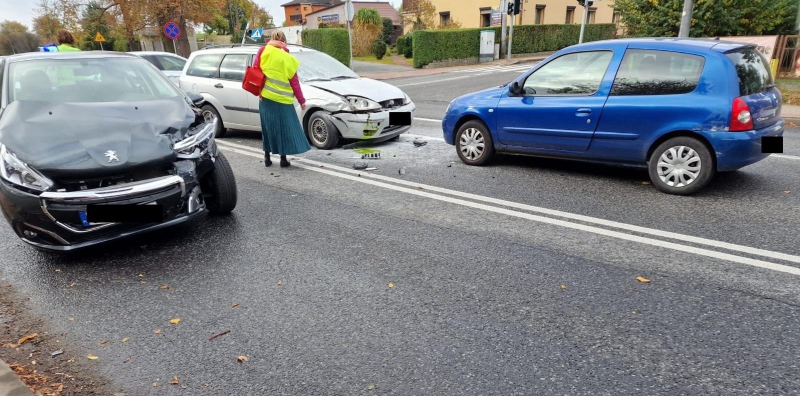 Zdjęcie w galerii na portalu naszraciborz.pl: Zderzenie trzech pojazdów przy klasztorze na Starowiejskiej [FOTO] wiadomości z regionu
