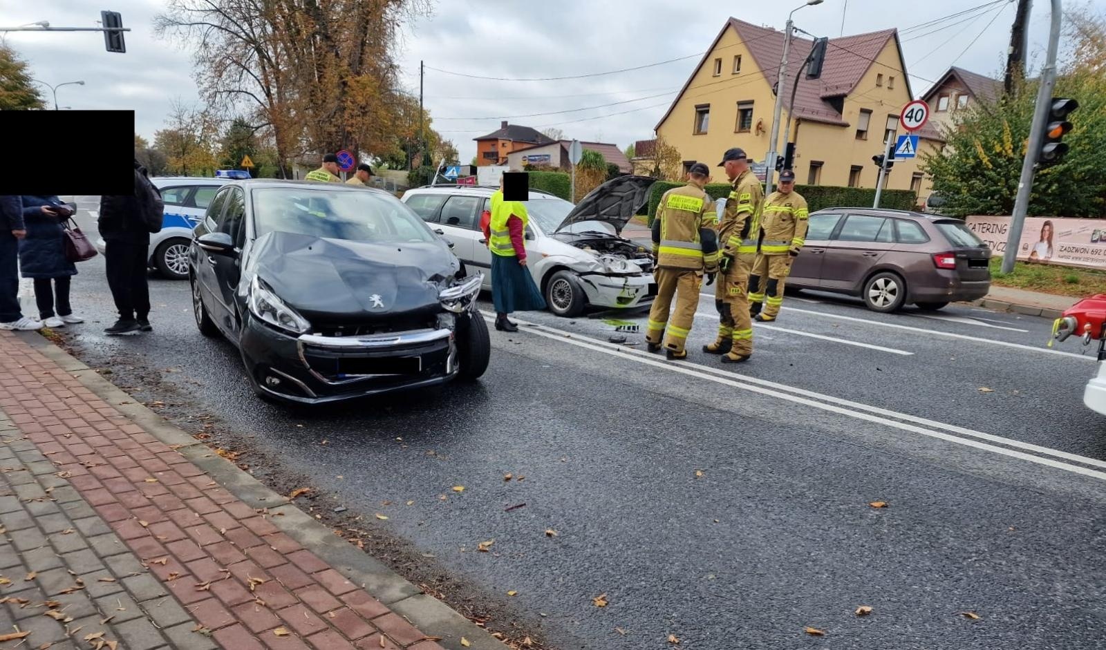 Zdjęcie w galerii na portalu naszraciborz.pl: Zderzenie trzech pojazdów przy klasztorze na Starowiejskiej [FOTO] wiadomości z regionu