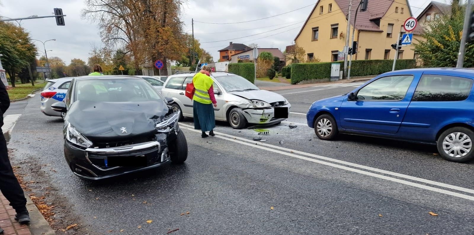 Zdjęcie w galerii na portalu naszraciborz.pl: Zderzenie trzech pojazdów przy klasztorze na Starowiejskiej [FOTO] wiadomości z regionu